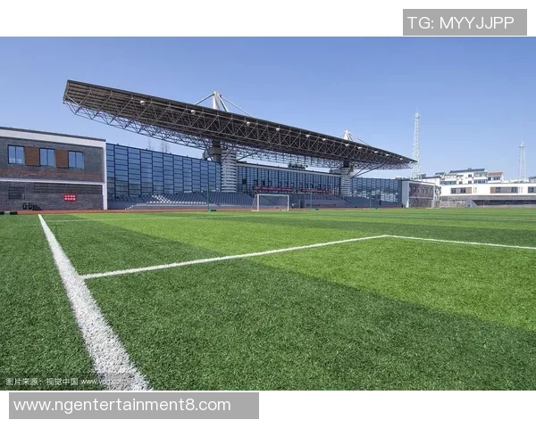 足球场看台上的热情与回忆交织成的青春岁月