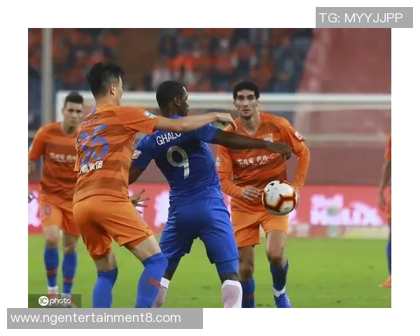 鲁能对决强敌全力争胜球迷期待精彩比赛瞬间与激情时刻